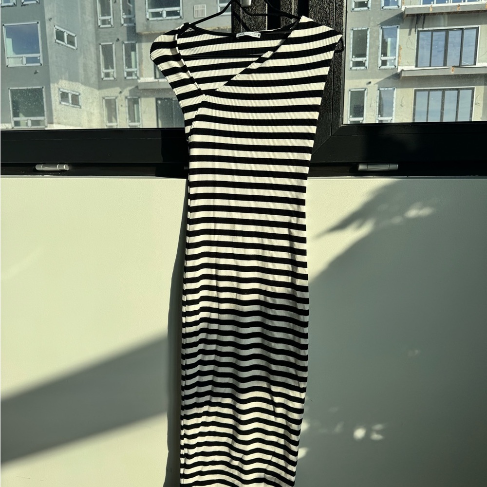 🖤 Zara Black & White Striped Midi Dress